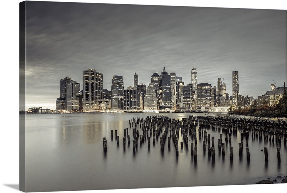 USA, New York City, Lower Manhattan, Downtown skyline with Freedom Tower at night, view from Brooklyn Bridge Park.