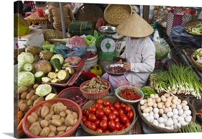 Vietnam, Coast, Hoi An, Woman selling fruit and vegetables at a market