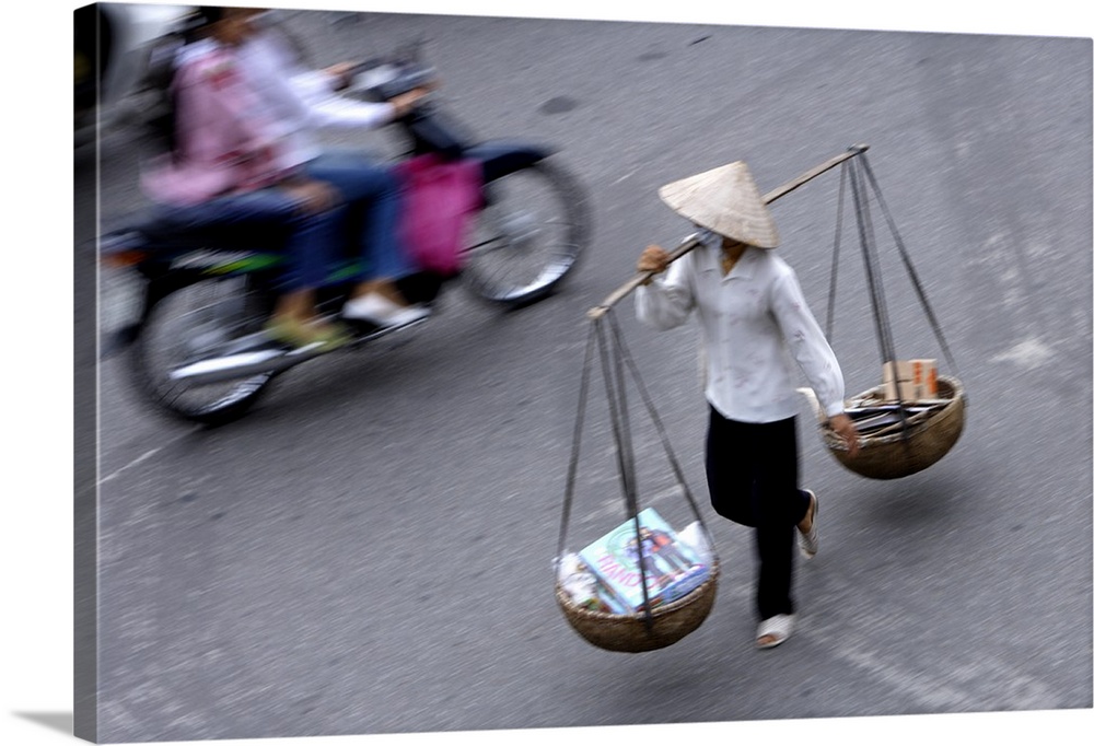 Vietnam, North region, Ha Noi, Hanoi, street sellers amongst the traffic