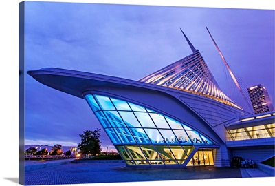Wisconsin, Milwaukee, night view of Milwaukee Art Museum M.A.M. by Santiago Calatrava