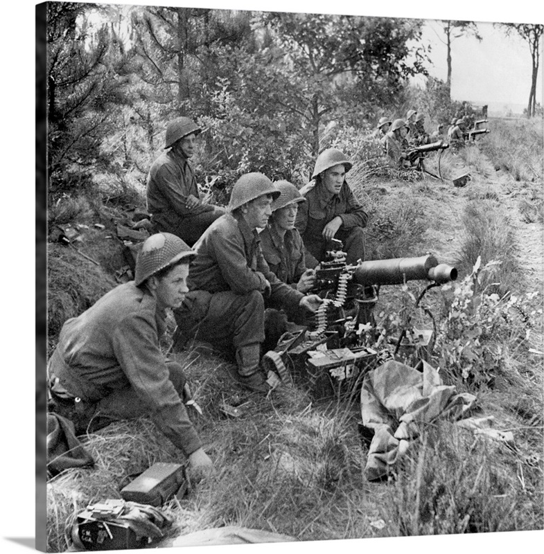 British troops at action stations ready to provide covering fire for ...