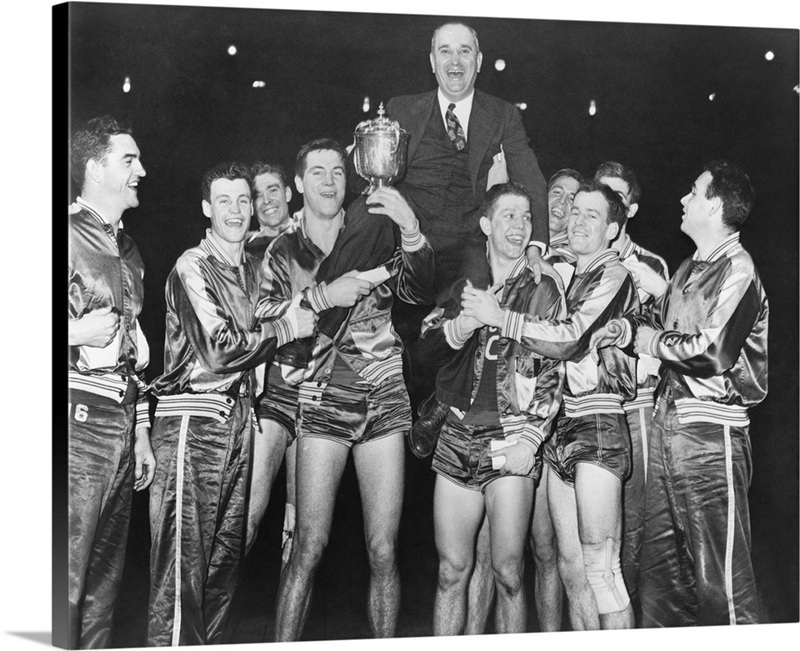 Coach Adolph Rupp on the shoulders of Kentucky Wildcats basketball team ...