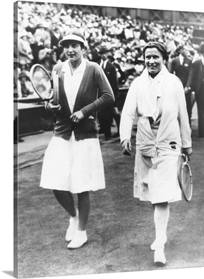 Helen Wills Moody and Elizabeth Ryan leaving the Wimbledon court