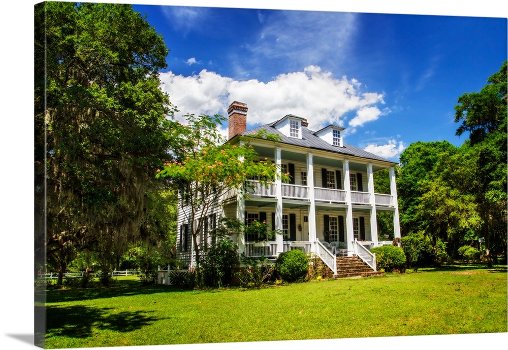 Photograph of the front of Hopsewee Plantation in South Carolina.