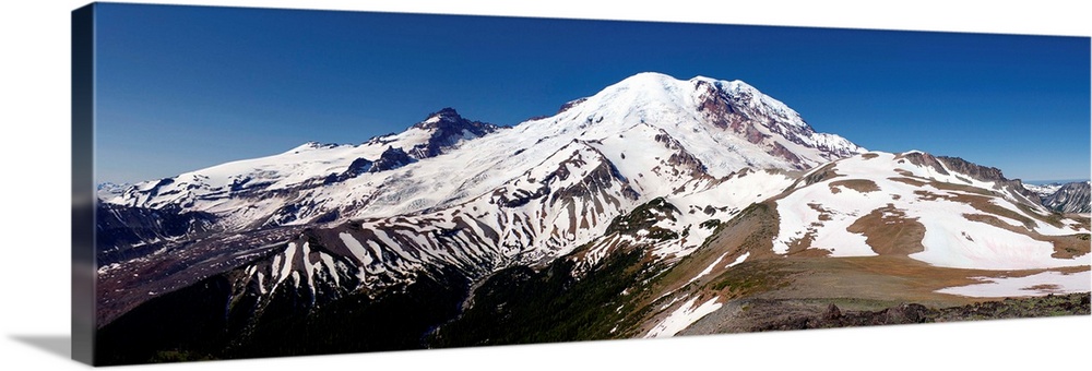 Panoramic view of the snowy peak of Mount Rainier.