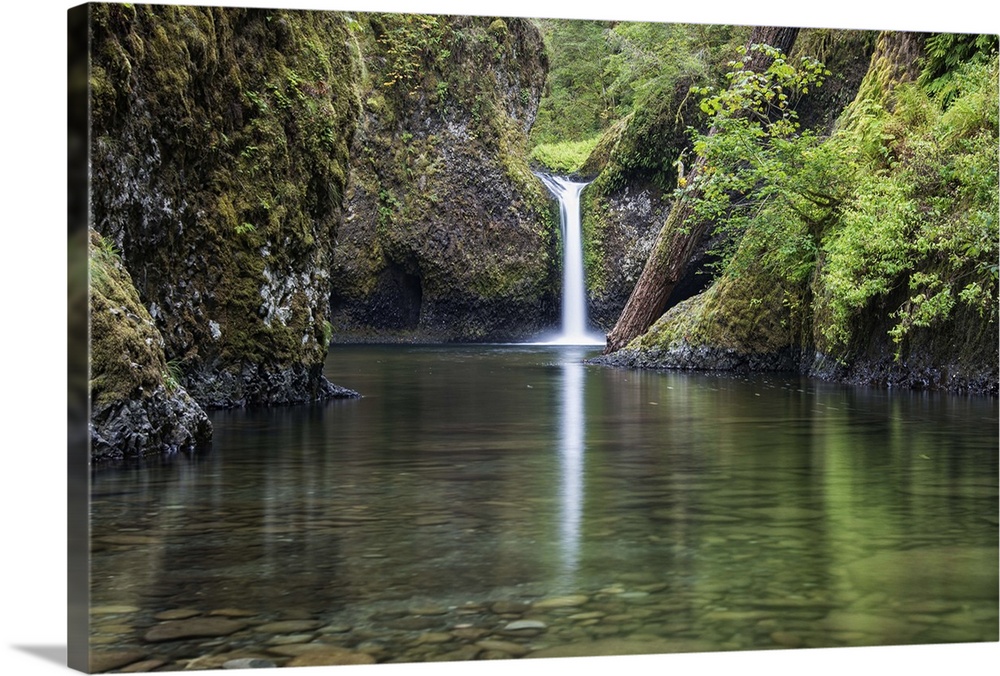 Landscape photograph of Punchbowl Falls on the Columbia River in Oregon.