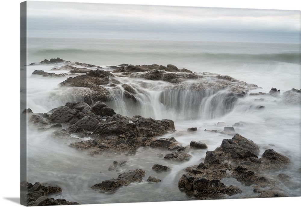 Long exposure photograph of Thor's Well in Oregon.