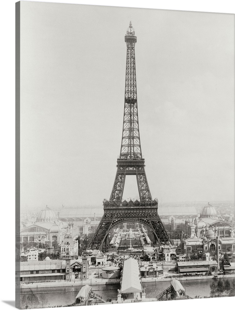 Vintage black and white photograph of the Eiffel Tower.
