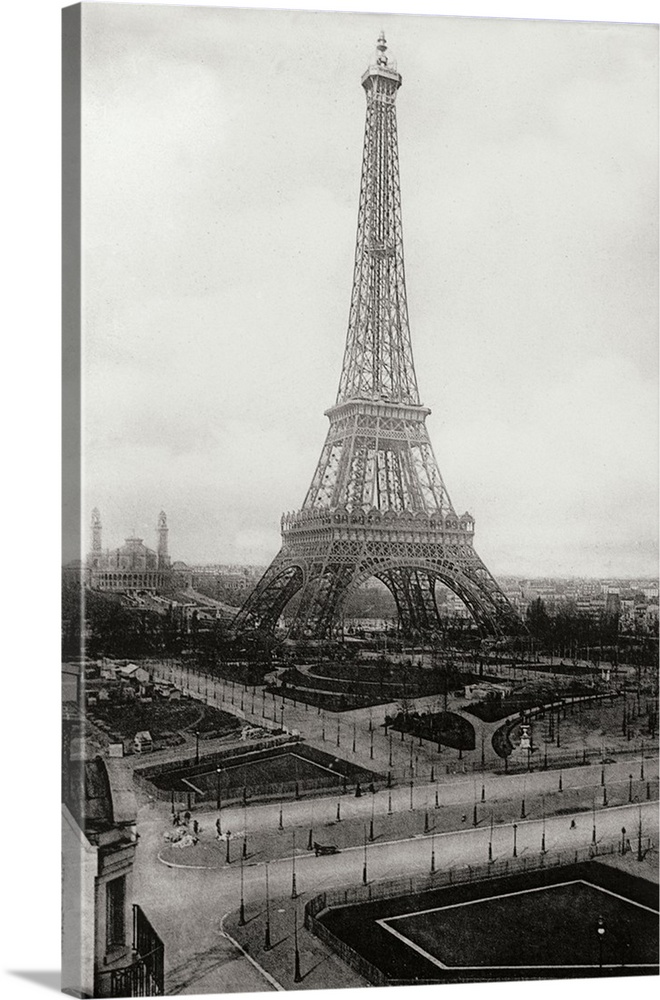 Black and white vintage photograph of the Eiffel Tower in Paris.