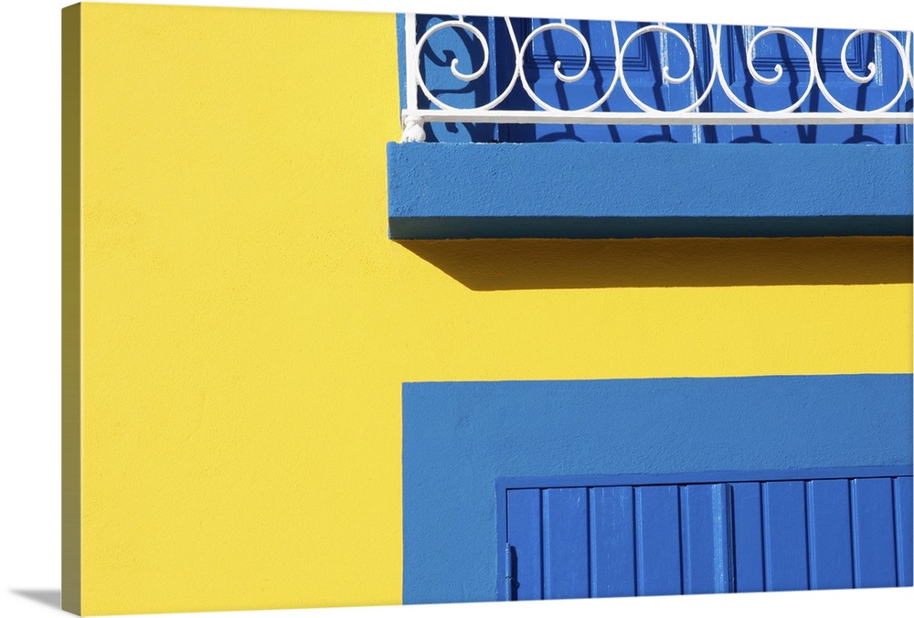 A house blue & yellow in Aveiro.