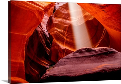 A sunbeam pierces through the ceiling of Upper Antelope canyon in Page, Arizona