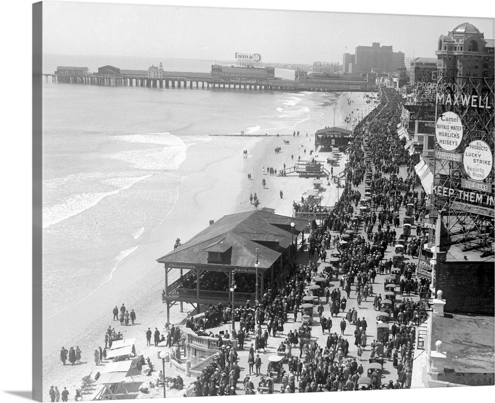 Atlantic City, New Jersey: Easter Sunday at Atlantic City. Crowds on the boardwalk.