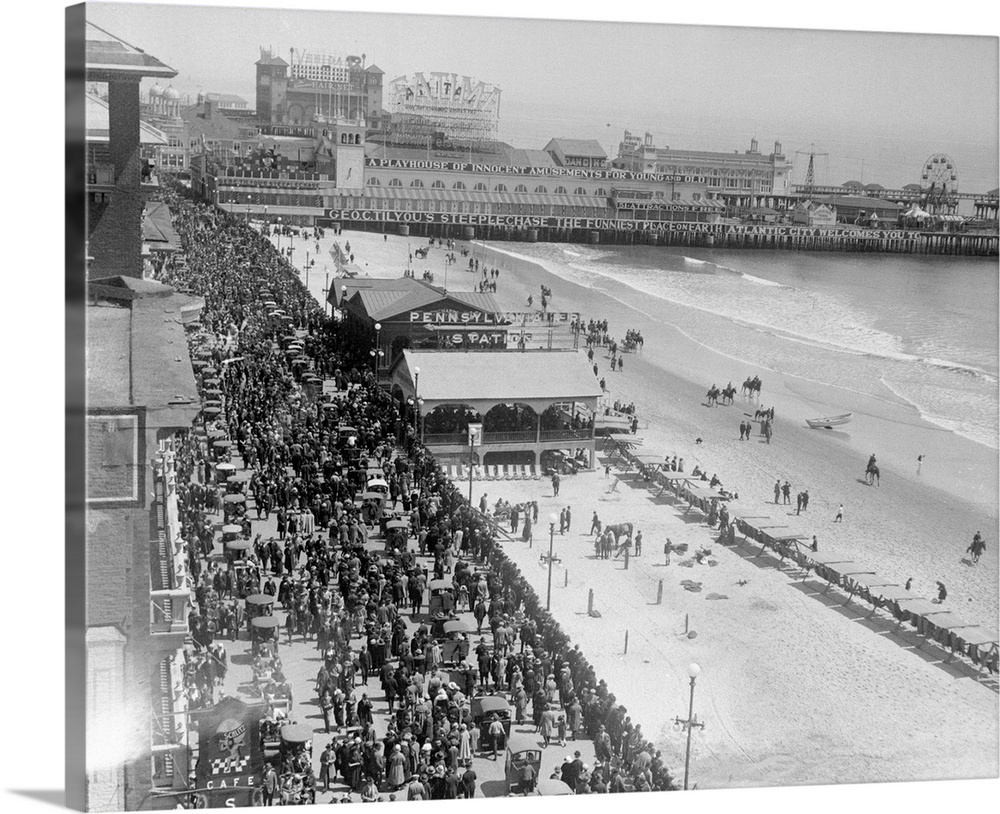 Atlantic City, New Jersey: Easter Sunday at Atlantic City. Crowds on the boardwalk.