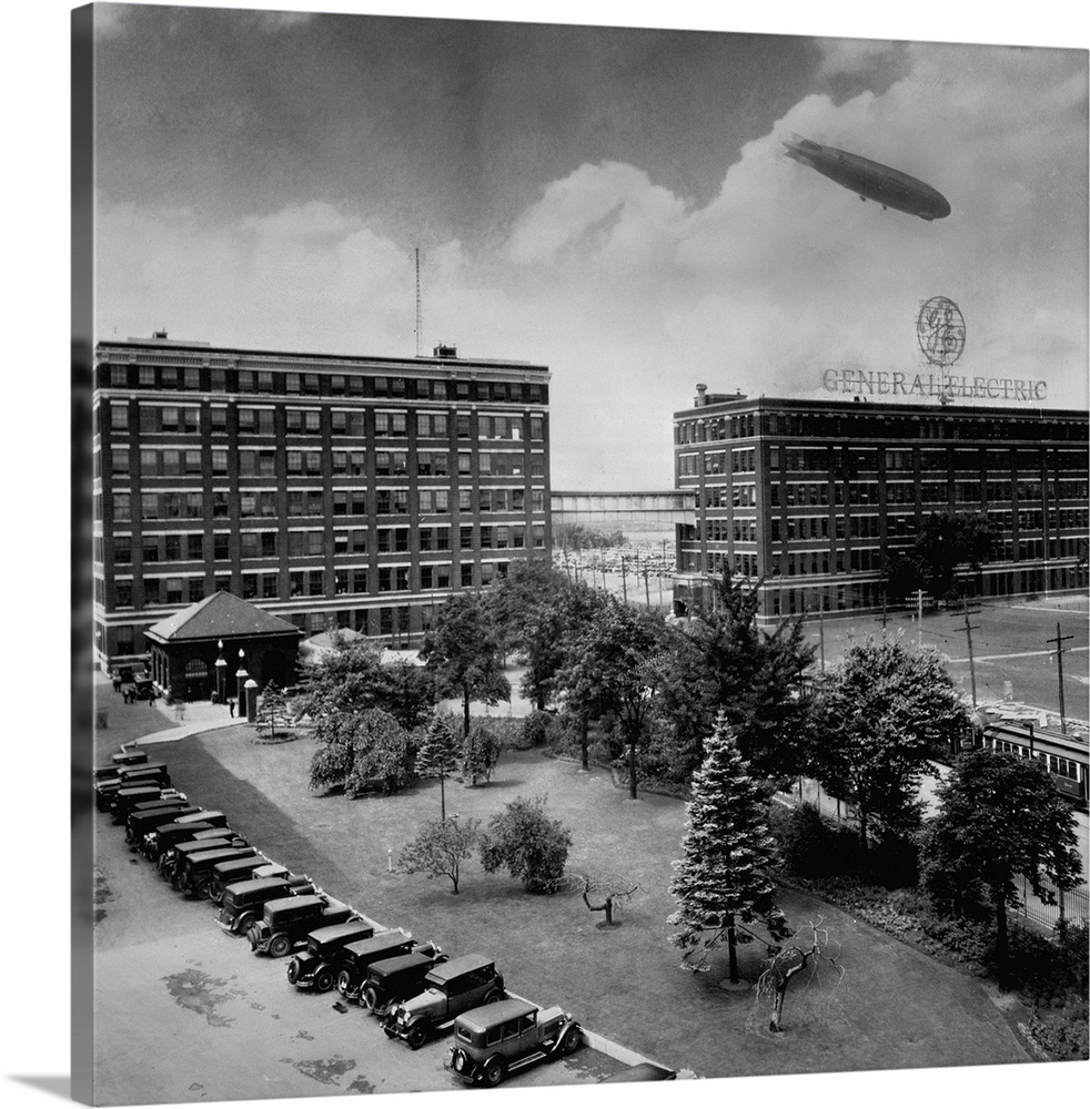 1932, Schenectady, New York State, USA - Airship over General Electric Building - Image by .. Schenectady Museum; Hall of ...