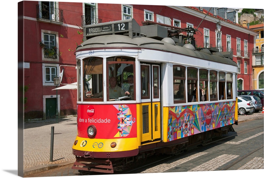 Tram in a street in Alfama district, Lisbon, Portugal Straenbahn in einer Strae im Alfama Viertel, Lissabon, Portugal