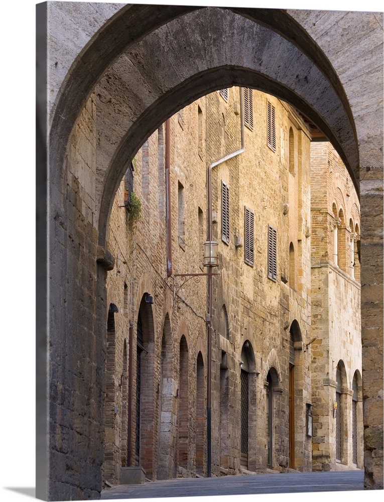 View through arch along Via San Matteo, San Gimignano, Siena, Toscana, Italy, Europe. The Historic Centre of San Gimignano...