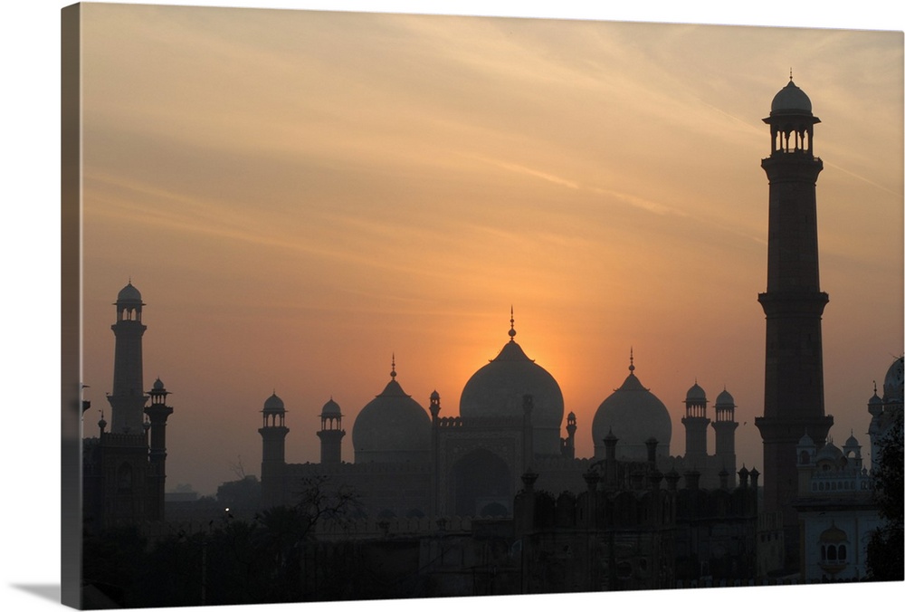Badshahi Mosque at sunset, Lahore, Pakistan.