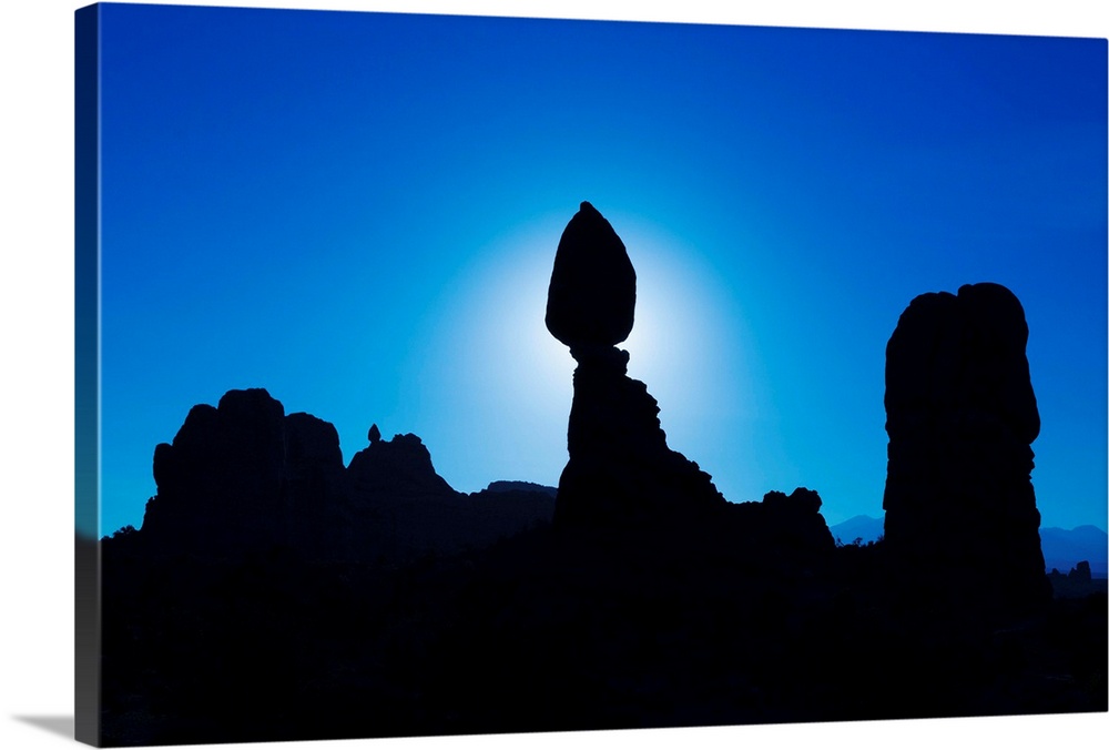 Balanced Rock, Arches National Park, near Moab, Utah, USA.