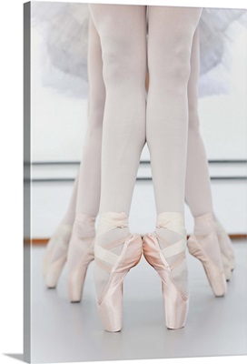 Ballet dancers, feet on pointe
