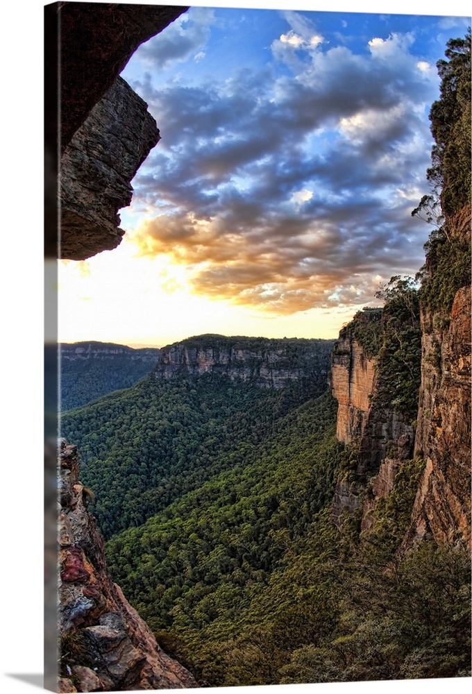 A quiet sunset moment at the tourist central areas around Echo Point and some of Wentworth Falls. My challenge trying to s...