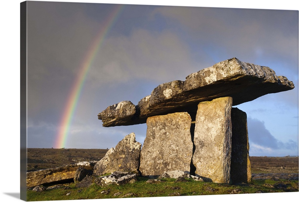 Burial chamber or dolem, Poulnabrone Dolmen, the Burren, County Clare, Ireland, Eire