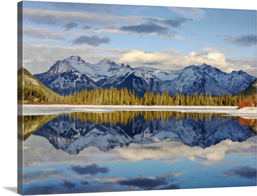 Canada, Alberta, Banff, Banff National Park, snow covered mountains and lake