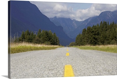 Canada, British Columbia, Pitt Meadows, rural road leading to mountains