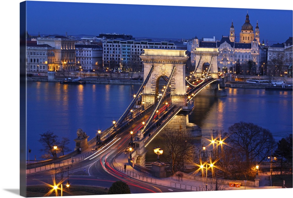 Chain Bridge at night, Budapest, Hungary.