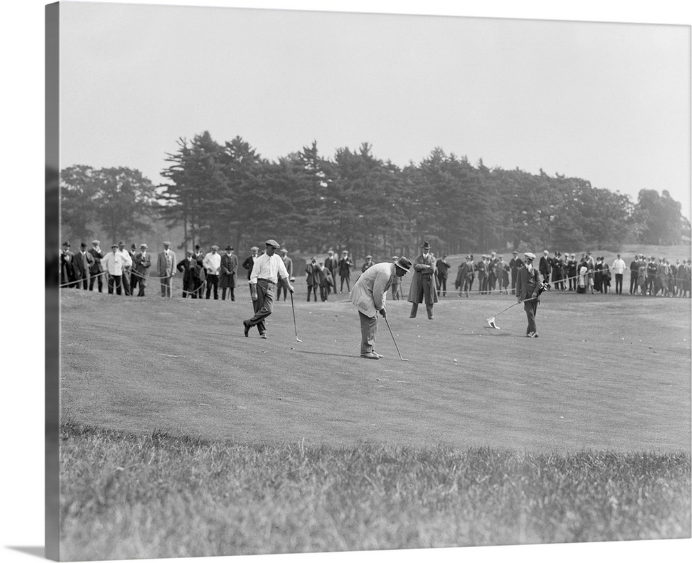 photo of the gallery watching the match between Ted Ray and Hobens as they putt on the green.