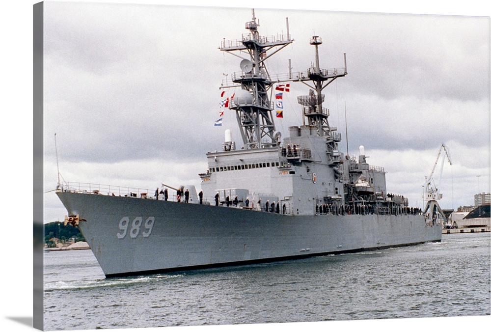 Destroyer USS Deyo arriving in port