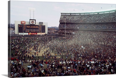 Fans go wild at Shea Stadium after the New York Mets won the National League title