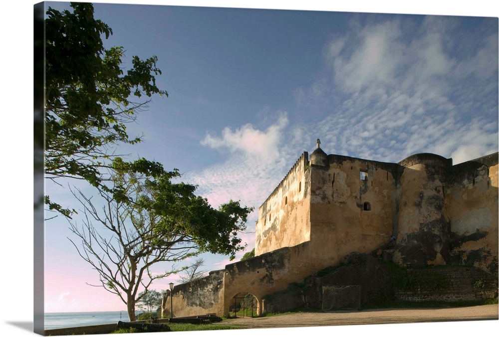 A fort built by the Portuguese in 1593, it currently houses an archaeological museum.