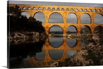 France, Languedoc Roussillon, Pont du Gard over river Gardon.