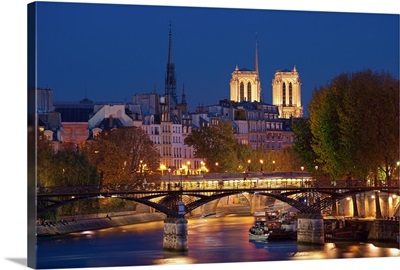 France, Paris, Passerelle des Arts and Notre Dame