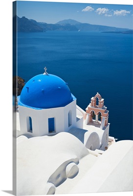 Greece, Cyclades Islands, Santorini, Oia, Church with bell tower at coast