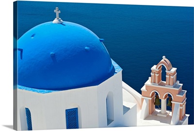 Greece, Cyclades Islands, Santorini, Oia, Church with bell tower by sea