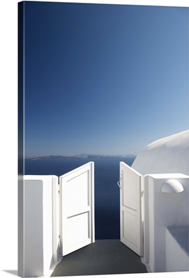 Greece, Cyclades, Santorini, Oia, open gate above sea
