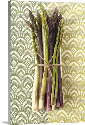 Green and purple asparagus in a bunch