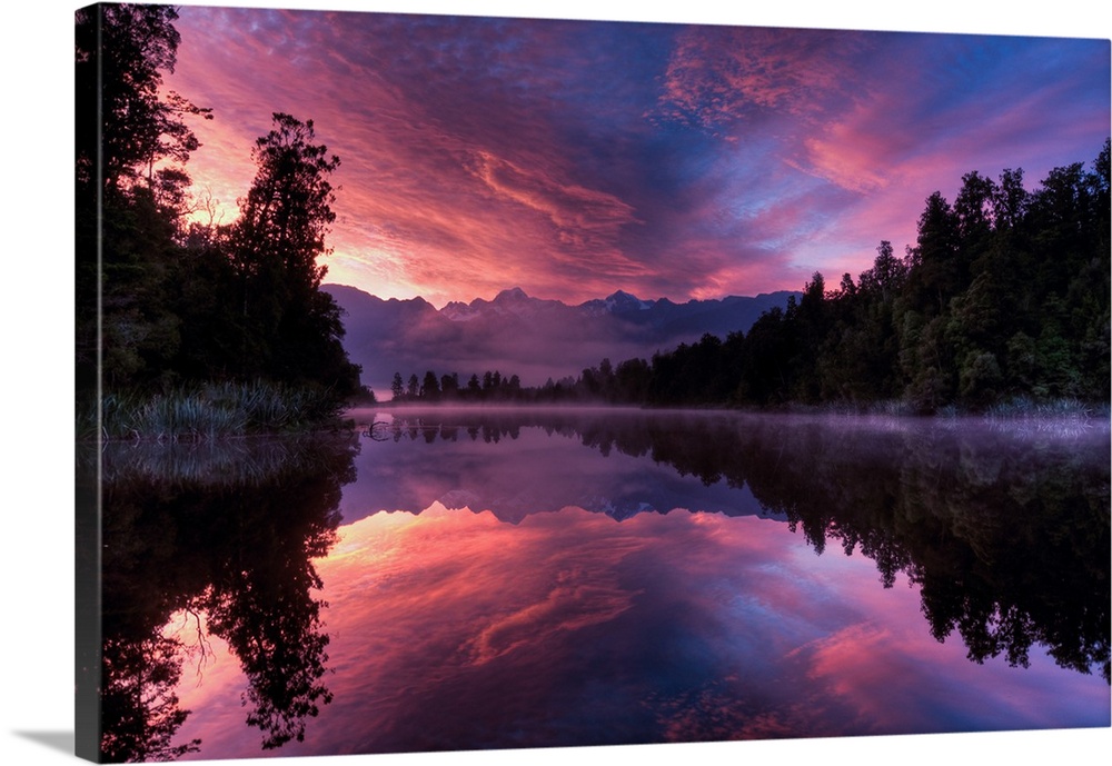 Lake Matheson, near Fox Glacier in New Zealand.