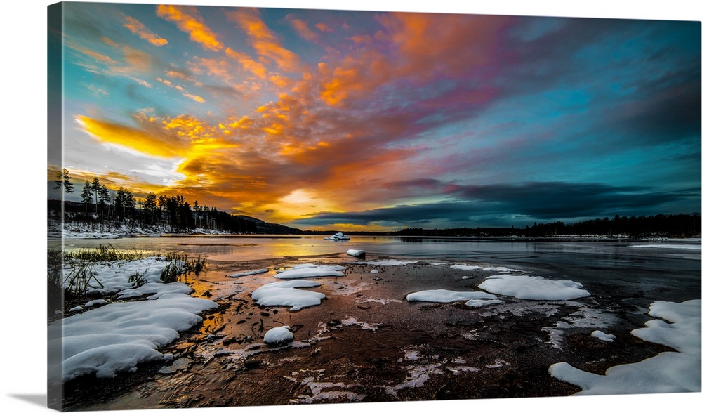 Sunrise over Maridalsvannet in the forest areas near the outskirts of Oslo, the capital of Norway. Winter is approaching, ...