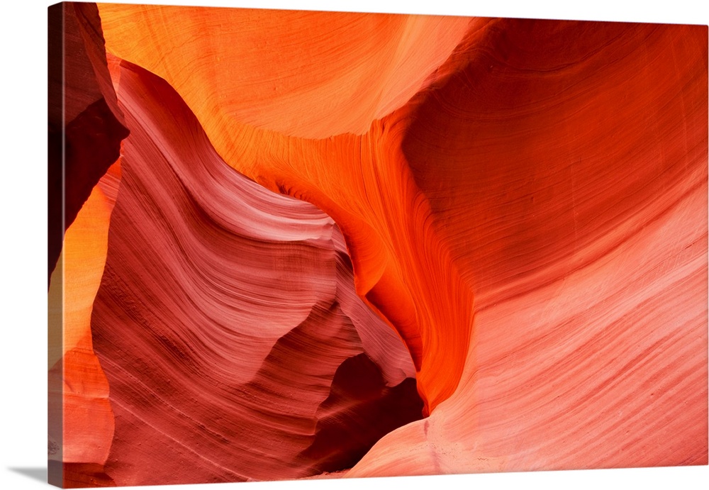 Sunlight filters down into carved red sandstone walls of Lower Antelope Canyon. | Location: Near Page, Arizona, USA.
