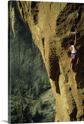 Male rock climber scaling rock face in Smith Rock, Oregon,