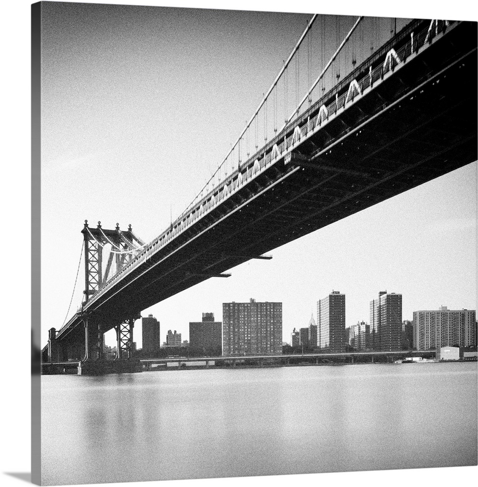 Manhattan Bridge and skyline, New York, US.