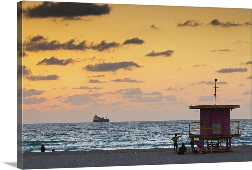 USA, Miami Beach, South Beach, Miami Beach lifeguard hut, dawn.