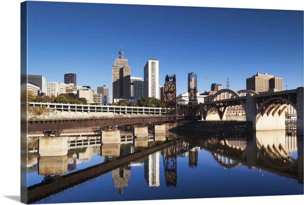 USA, Minnesota, Minneapolis, St. Paul, skyline from Raspberry Island