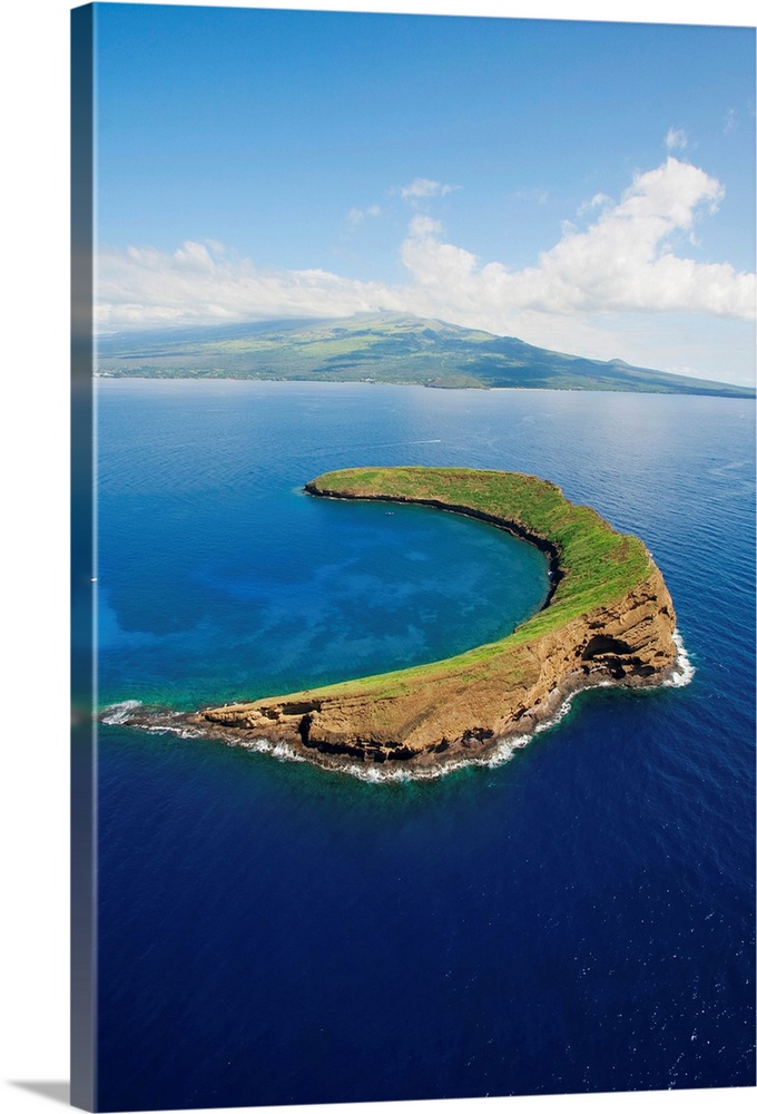 Molokini islet, famous snorkeling location off the coast of Maui, Hawaii. Molokini is a marine preserve protected by the S...