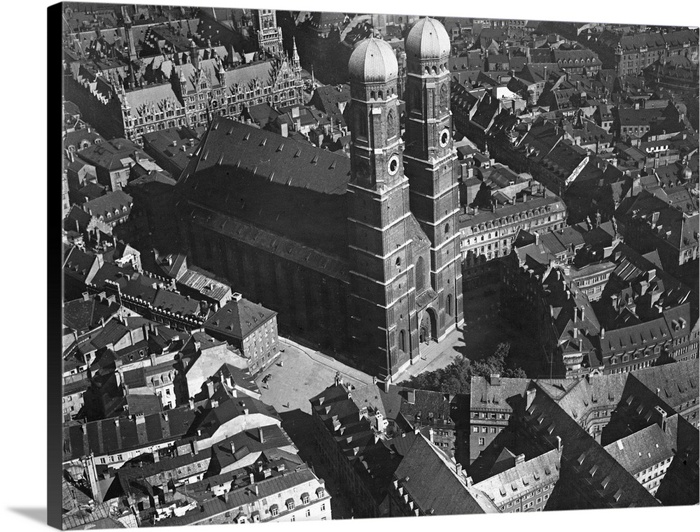 A view from above of Munich Cathdral and the surrounding urban area.