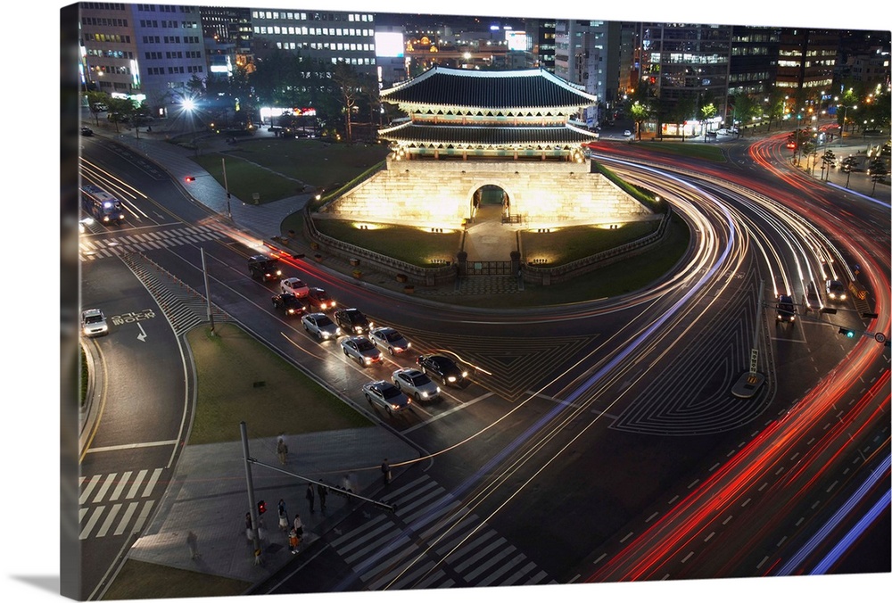 Traffic circles Namdaemun Gate (or Great South Gate) in Seoul at night.