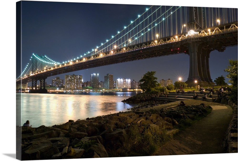 Night view of the Manhattan Bridge