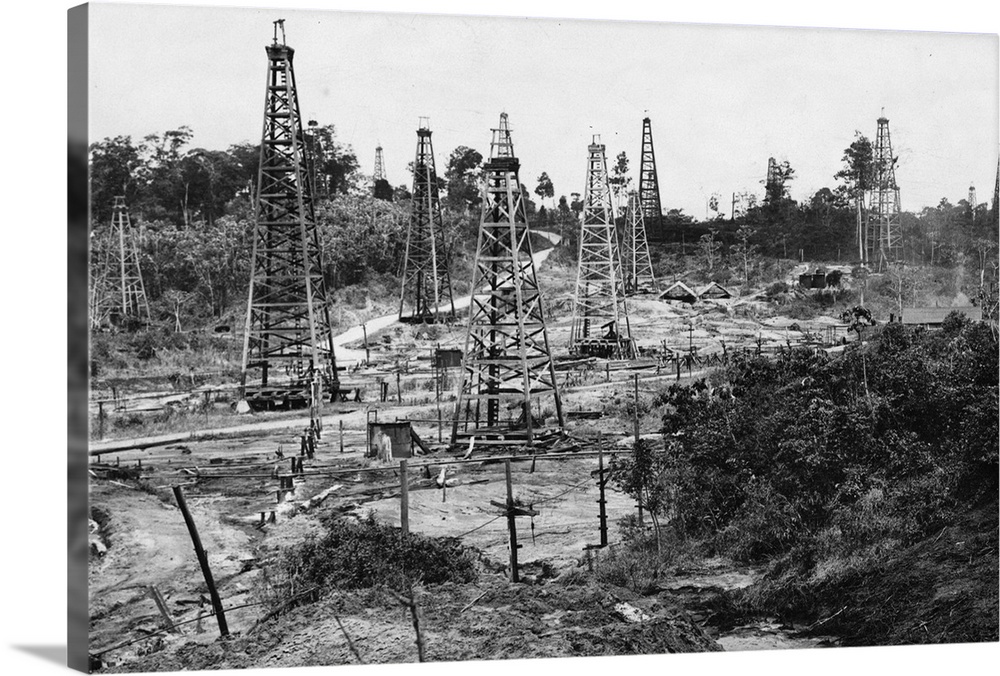 ca 1950s, Fyzabad, Trinidad, Trinidad and Tobago --- Oil Field in Trinidad --- Image by .. Hulton-Deutsch Collection/CORBIS